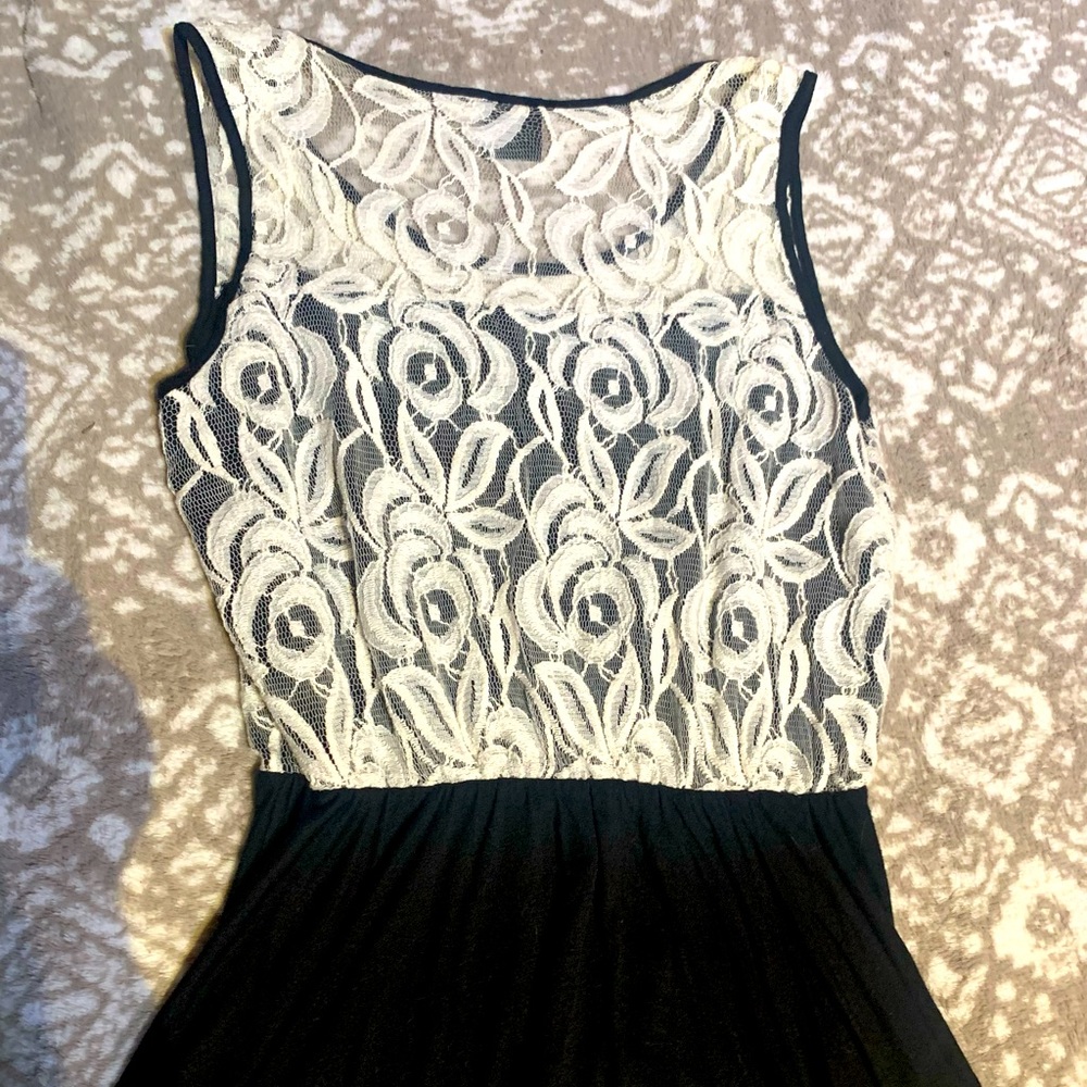 Bobeau eye catching lined white and black lace/poly top